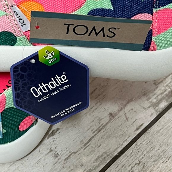 New in the Box. Women’s TOMS 6.5 Retro Floral print. - Picture 4 of 5